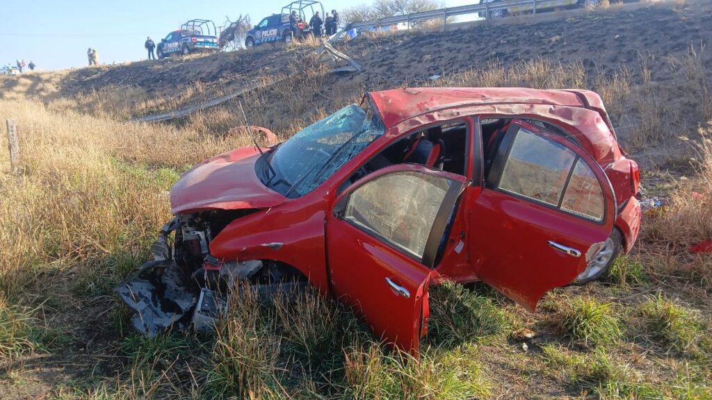 Hombre muere y dos mujeres resultan lesionadas tras volcadura de un auto en Rincón de Romos