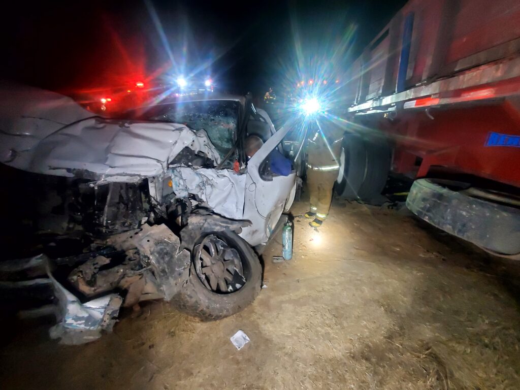 Fuerte choque entre un tráiler y una camioneta en El Llano deja dos lesionados, uno de gravedad