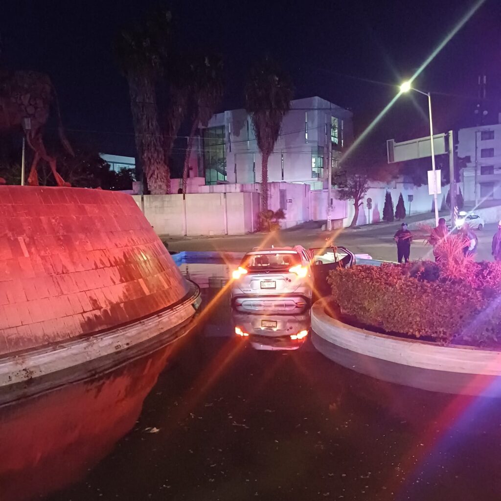 Camioneta conducida a exceso de velocidad se accidenta y termina dentro de la glorieta del Quijote