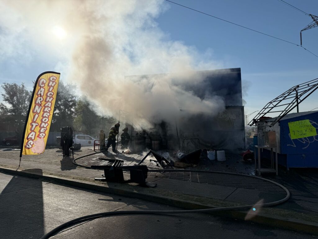 Explosión e incendio en un puesto de venta de carnitas en Municipio Libre