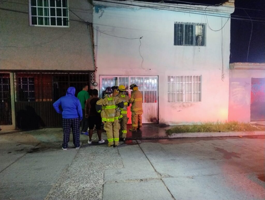 Vecinos sofocan incendio en portón de vivienda en Ojocaliente III