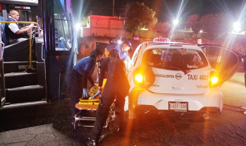 Chofer de taxi resulta herido tras ser impactado por camión de transporte de personal