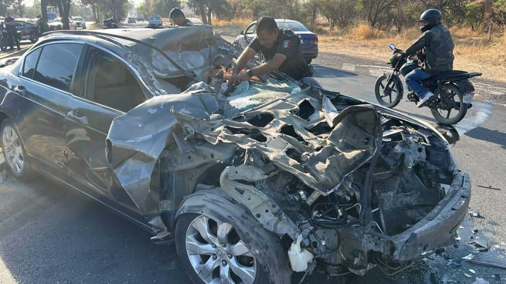 Tremendo susto: su coche quedó bajo un tráiler al dar la vuelta en “U”