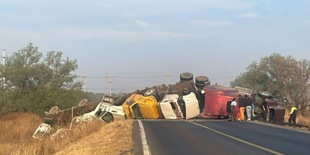 Vuelca tráiler con carrocería en Matancillas, Jalisco
