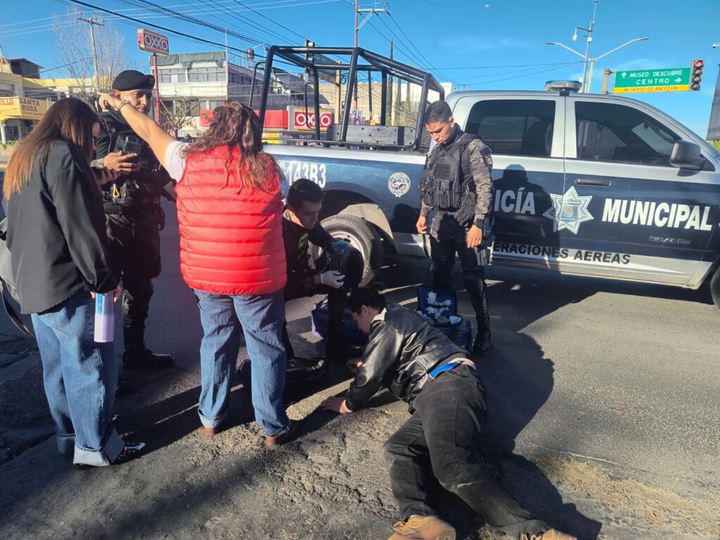 Motociclista se impacta y cae al asfalto; se niega a ir al hospital