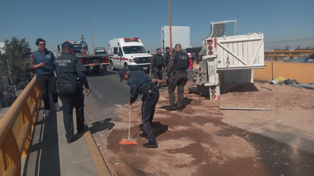 Camión cargado de tepetate se vuelca en puente elevado; conductor resulta ileso