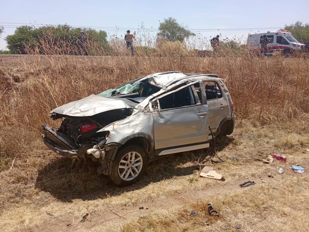 Familia originaria de Aguascalientes sufre volcadura en Guadalupe, Zacatecas