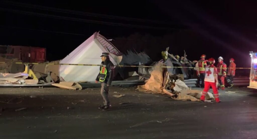 Fuerte accidente entre dos tráileres en la carretera 45 Sur dejó un muerto y un lesionado