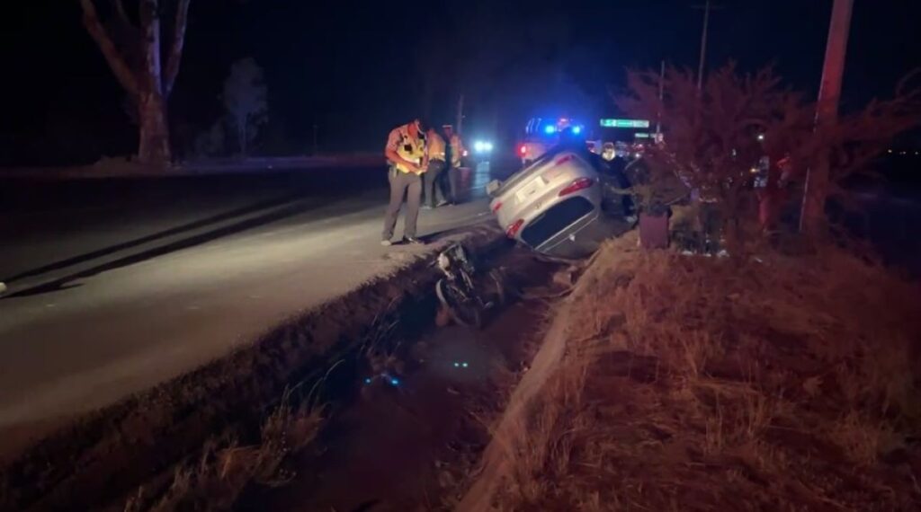 Familia sufre aparatosa volcadura en su camioneta en la carretera 45 Sur