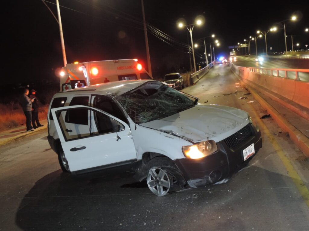 Joven en estado de ebriedad protagonizó aparatoso accidente en el tercer anillo y resultó lesionado