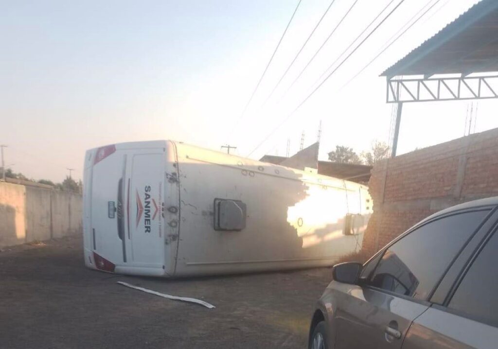 Chofer se queda dormido al volante de un camión de transporte de personal y se accidenta en Rincón de Romos