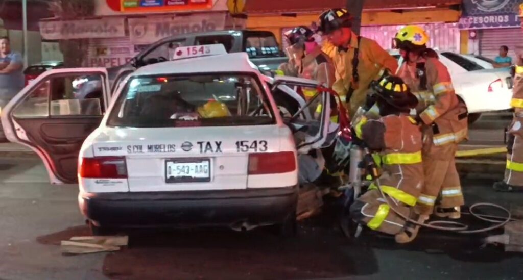 Mujer queda prensada tras choque con taxi en el Fraccionamiento Morelos II; hay tres lesionados