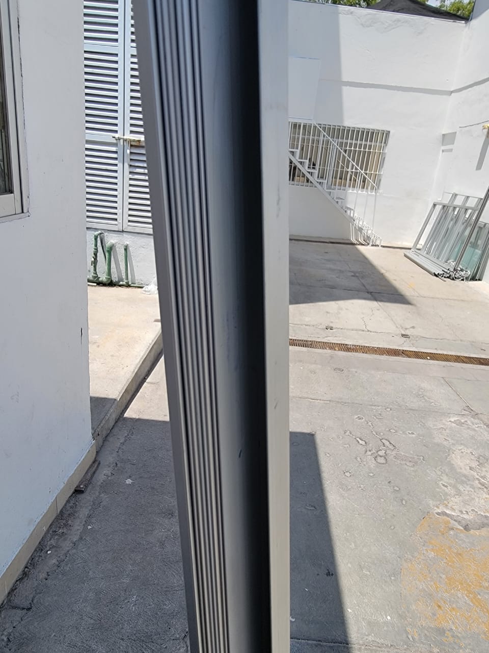 Detienen a dos sujetos por robo de aluminio en el perímetro ferial
