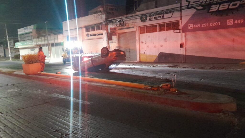 Accidente automovilístico provocado por un joven en estado de ebriedad deja tres lesionados en Las Hadas