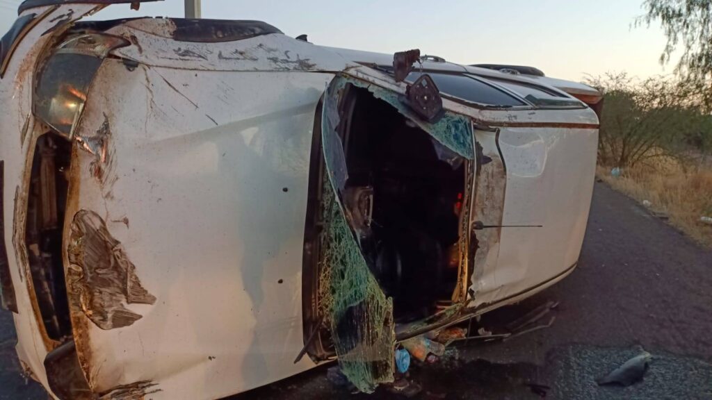 Una camioneta termina volcada tras impactar el muro de contención en Rincón de Romos