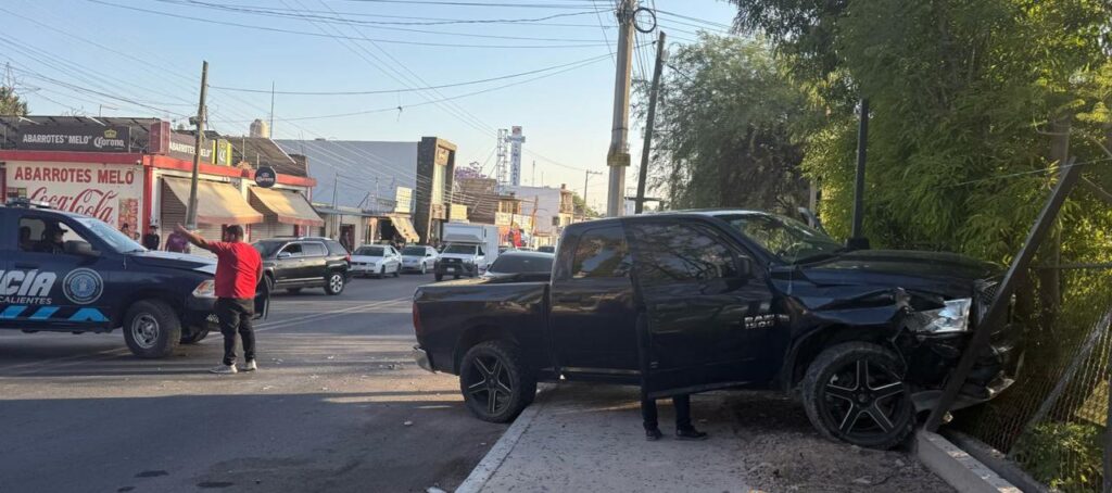 Detienen a sujeto tras provocar daños a una pensión, chocar patrulla y resistirse al arresto