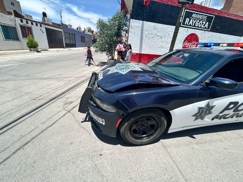 Hombre agrede a policías, provoca choques y deja una oficial herida en el oriente