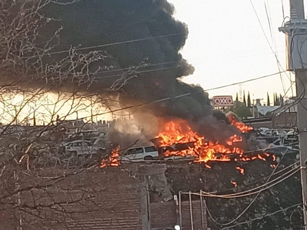 Impresionante incendio en el yonke “El Chavo del 8” en Norias de Ojocaliente