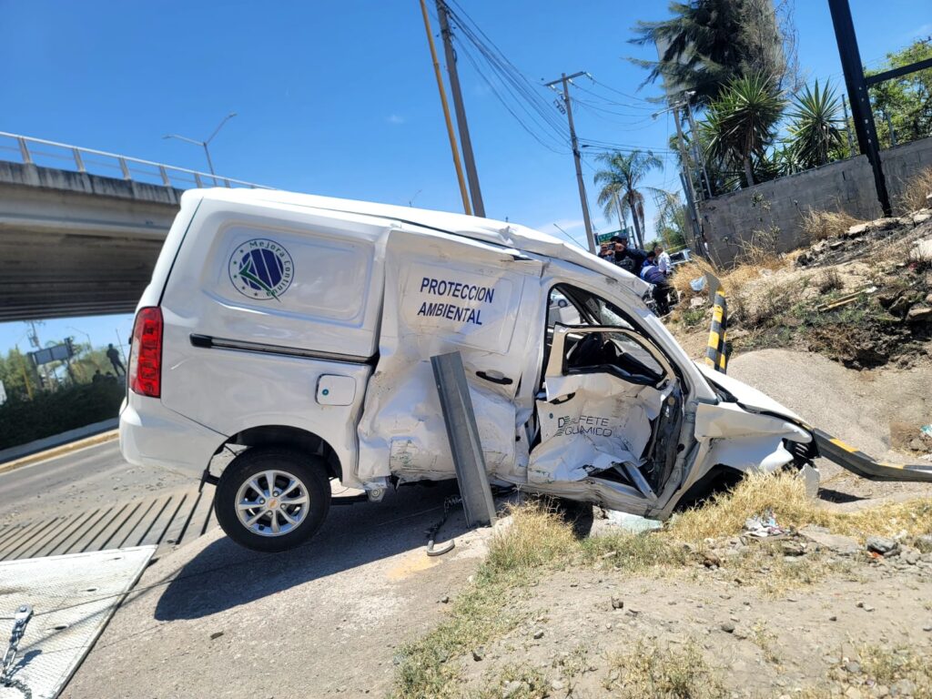 Un joven murió y otro resultó lesionado tras de que el tren embistió una camioneta en la Constitución