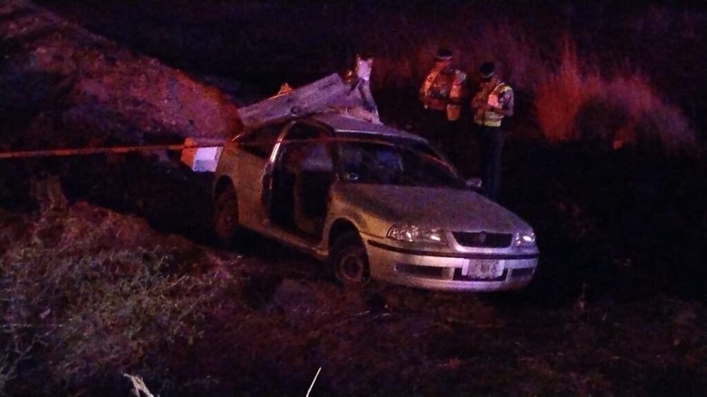Identifican al hombre que murió tras la volcadura de su auto en la carretera federal 45 Sur