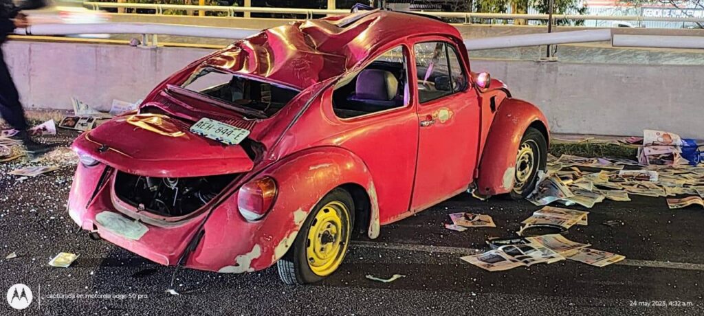 Suerte de borracho: conductor de “vochito” chocó, se volcó y no le pasó nada