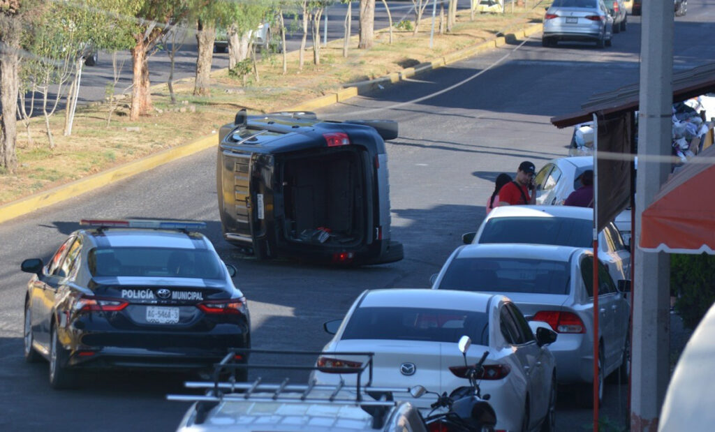 Mujer vuelca su camioneta tras chocar contra vehículos estacionados en Jesús María