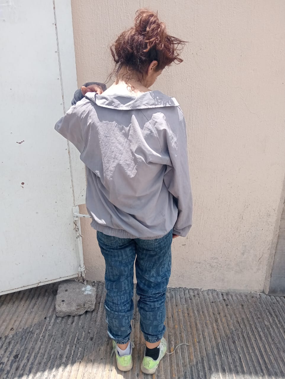 Mujer agrede a policía tras sustraer a una menor; ya está detenida