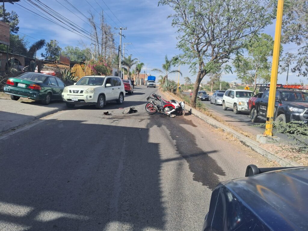 DESIGUAL CHOQUE ENTRE UNA CAMIONETA Y UNA MOTO DEJA CUANTIOSOS DAÑOS MATERIALES