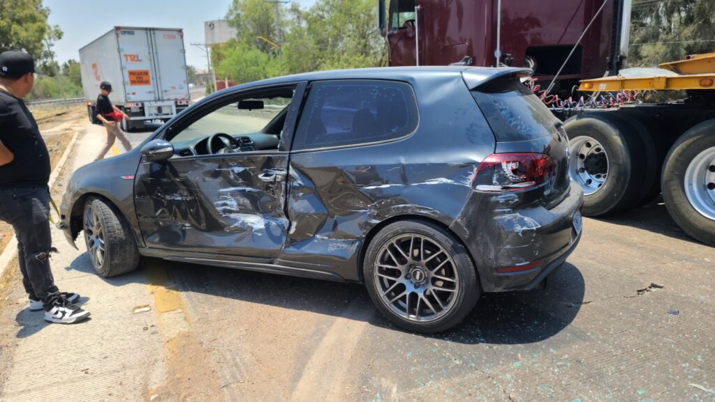 Otro accidente en la 45 Norte en El Salitrillo, Rincón de Romos, entre dos tráileres y un auto