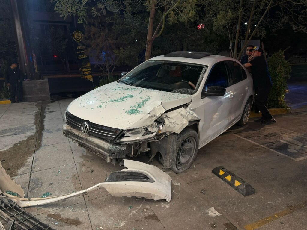Adolescente manejaba ebrio y se accidentó en una plaza comercial en la Talamantes Ponce