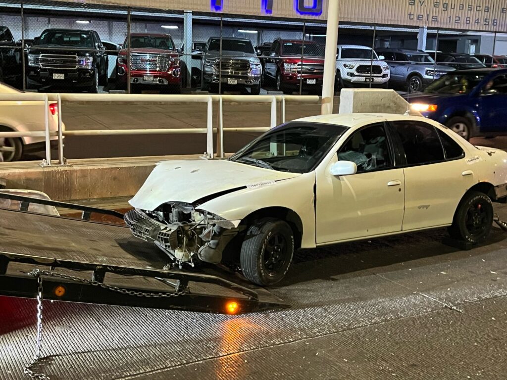 Automovilista alcoholizado protagoniza aparatoso accidente en Las Brisas
