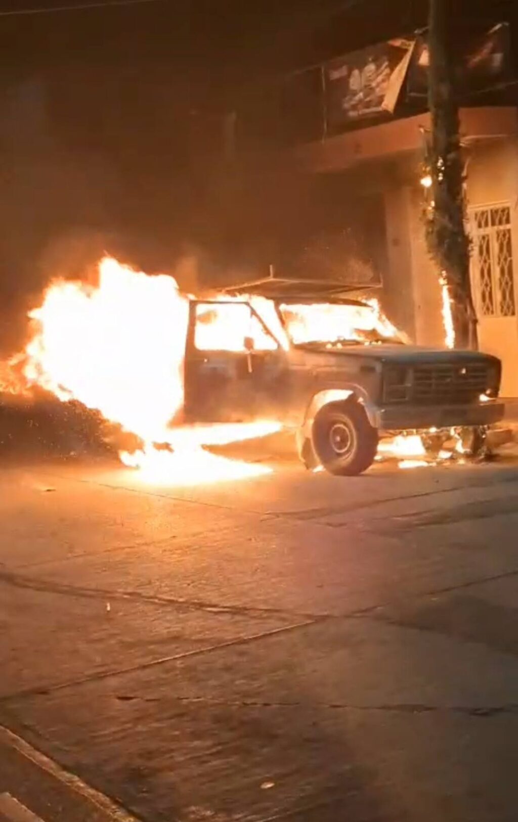 SE INCENDIA CAMIONETA EN PLENO CENTRO DE RINCÓN DE ROMOS