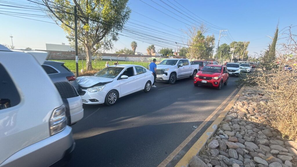 CARAMBOLA DE SIETE VEHÍCULOS DEJA DAÑOS MATERIALES Y CAOS VIAL EN EL PONIENTE
