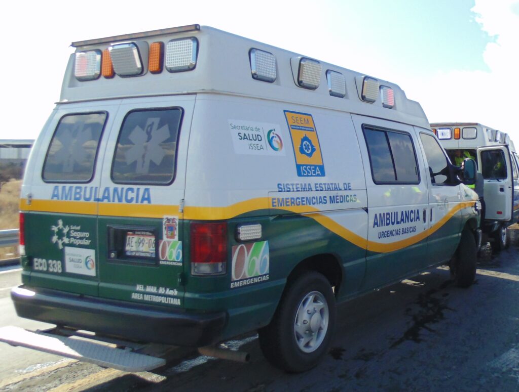 Camioneta es impactada por tráiler tras dar vuelta prohibida en el libramiento norte