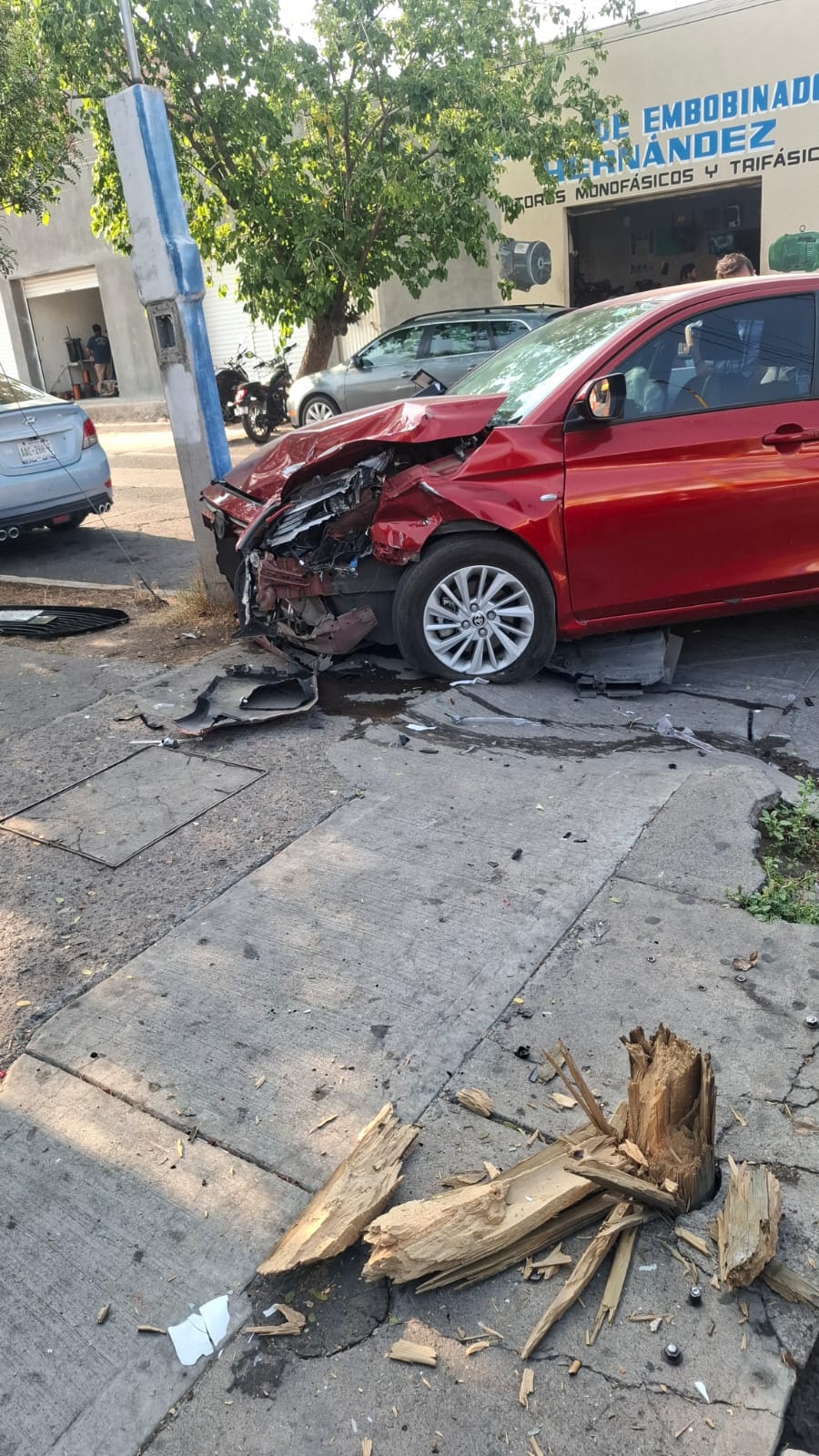 APARATOSO CHOQUE ENTRE DOS AUTOS EN EL FRACCIONAMIENTO EL SOL, DEJA DAÑOS MATERIALES