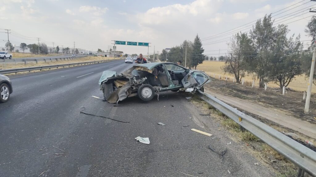 Auto termina destrozado y el conductor ileso tras fuerte accidente en la carretera federal 45 Norte