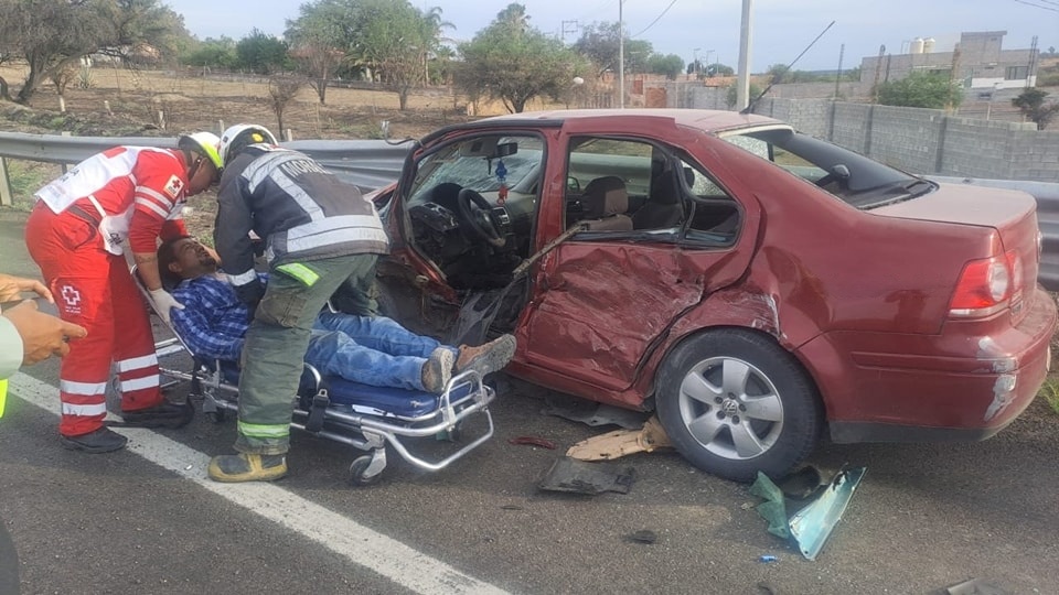 TRAS APARATOSO CHOQUE, UN HOMBRE RESULTA PRENSADO