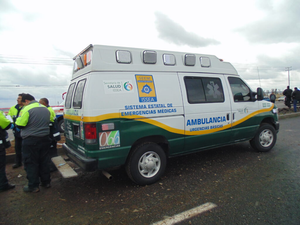Grave motociclista impactado por un auto en la carretera federal 45 Norte