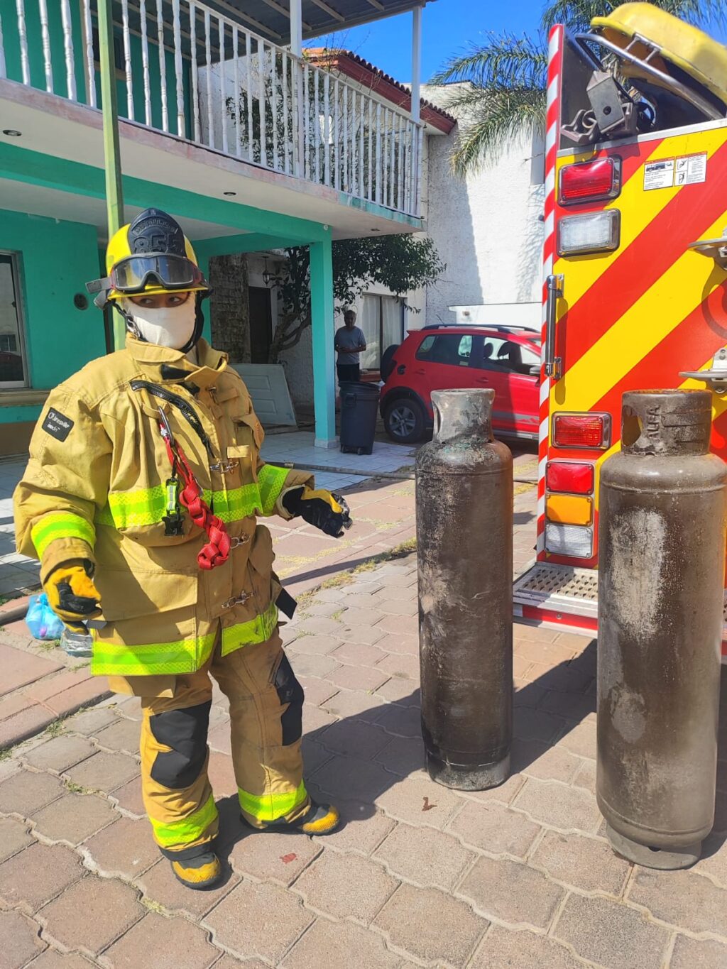 Explosión de tanques de gas provoca incendio en vivienda de Residencial del Parque