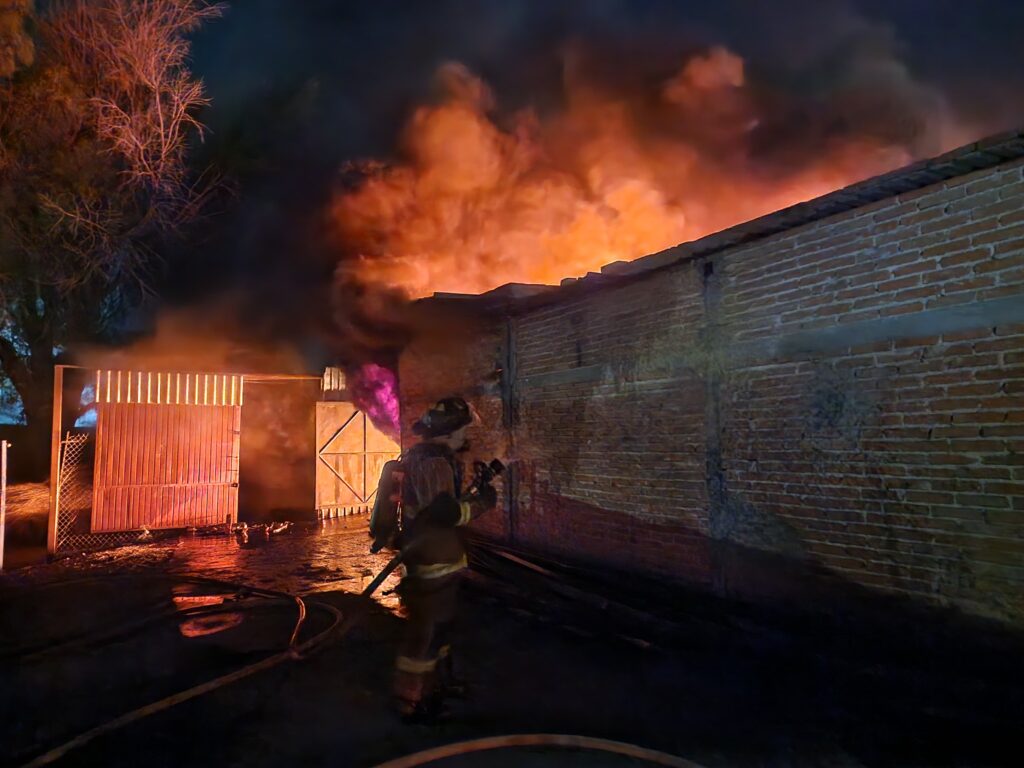 Se incendia bodega con aceite y pintura en el fraccionamiento Asturias
