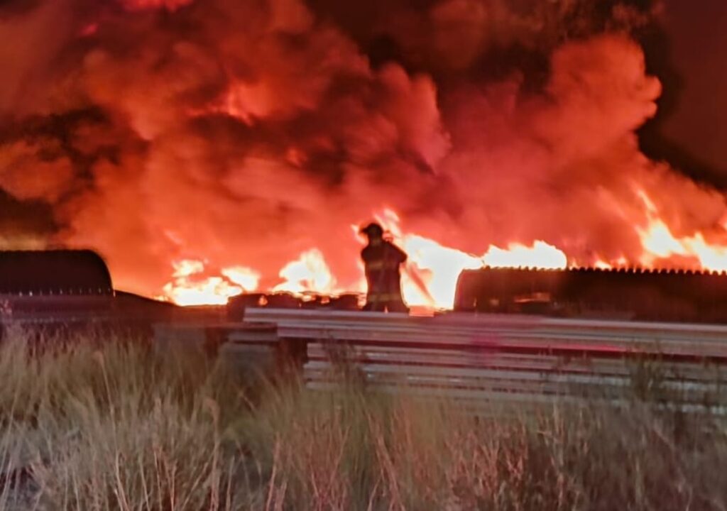 Impresionante incendio en un lote baldío cerca de Altaria