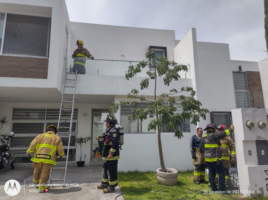 Fuerte incendio en un domicilio en el residencial La Aurora deja daños materiales cuantiosos