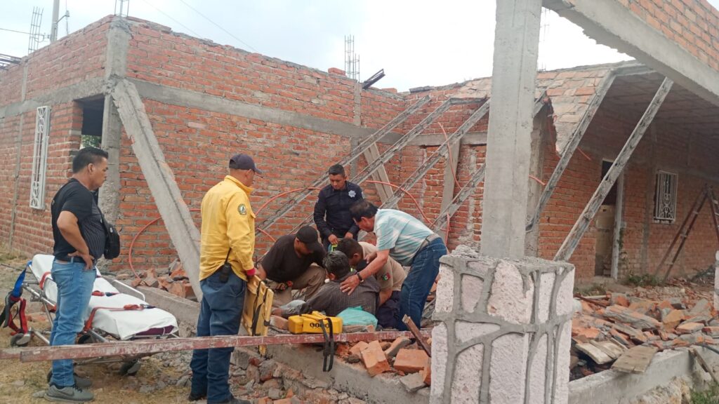 Cae al colapsar techo en construcción