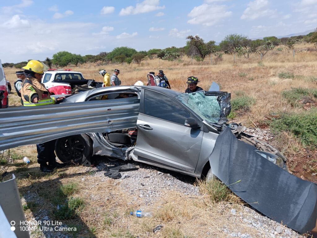 Automovilista originario de Aguascalientes se salva de morir tras fuerte accidente en Zacatecas