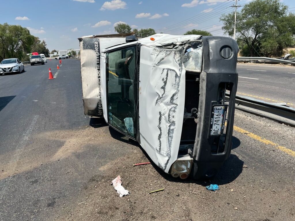 Choque-volcadura de una camioneta en la 45 Sur dejó una mujer muerta y tres lesionados graves