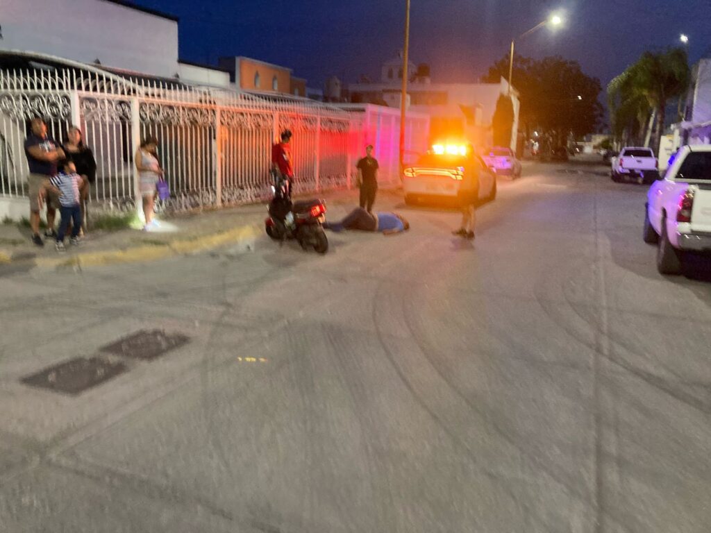 Motociclista es embestido por un auto y resulta lesionado en Villas de la Cantera