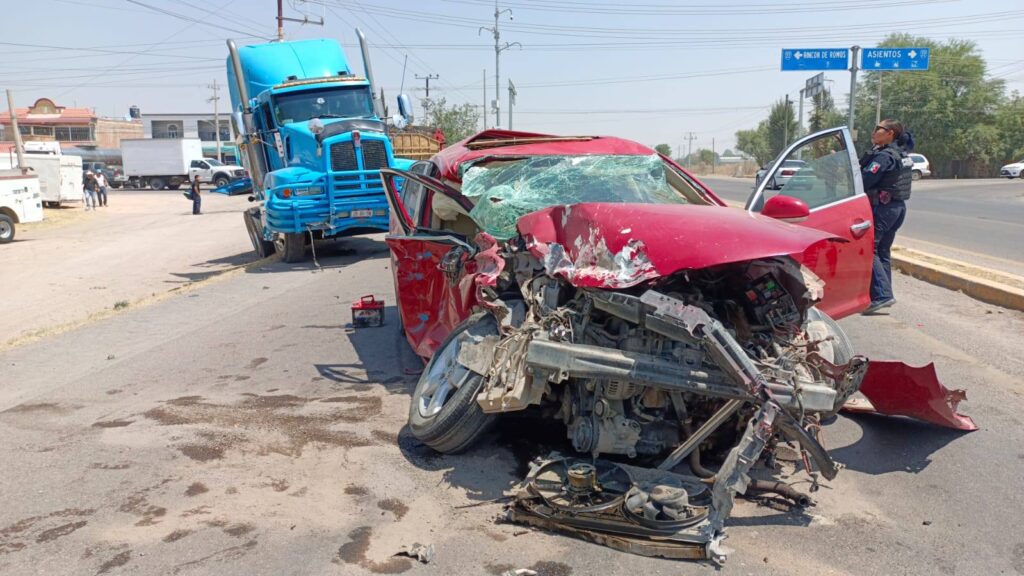 Muere la automovilista que en su Jetta fue embestida por un tráiler en Rincón de Romos