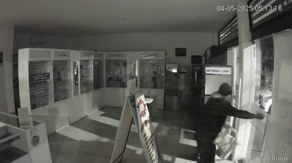 Cámaras de seguridad captan a dos delincuentes al cometer un robo en una óptica en la Purísima