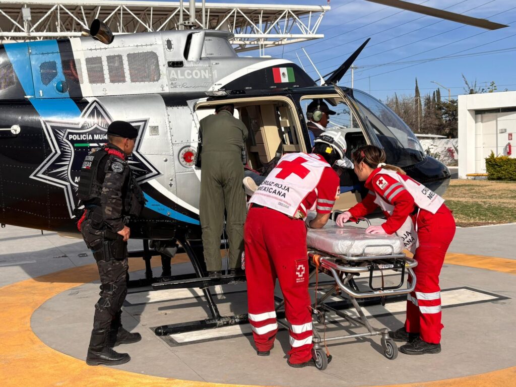 MUJER CAE DE UN CABALLO Y SUFRE GOLPE EN LA CABEZA; FUE TRASLADADA EN HELICÓPTERO HALCÓN 1