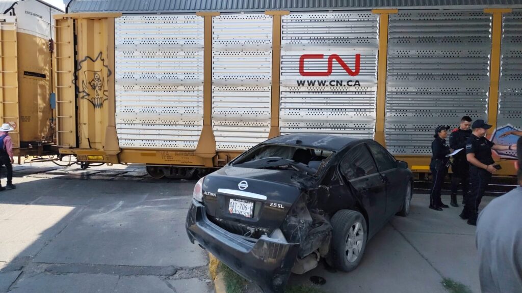 Tren embiste auto con ebrios a bordo en IV Centenario; no hubo lesionados